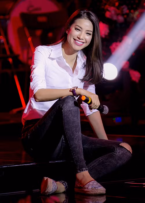 Pham Huong tuoi tan ben 500 fans giua tam bao The Face-Hinh-3