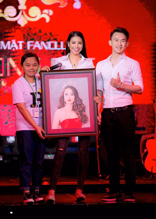 Pham Huong tuoi tan ben 500 fans giua tam bao The Face-Hinh-9