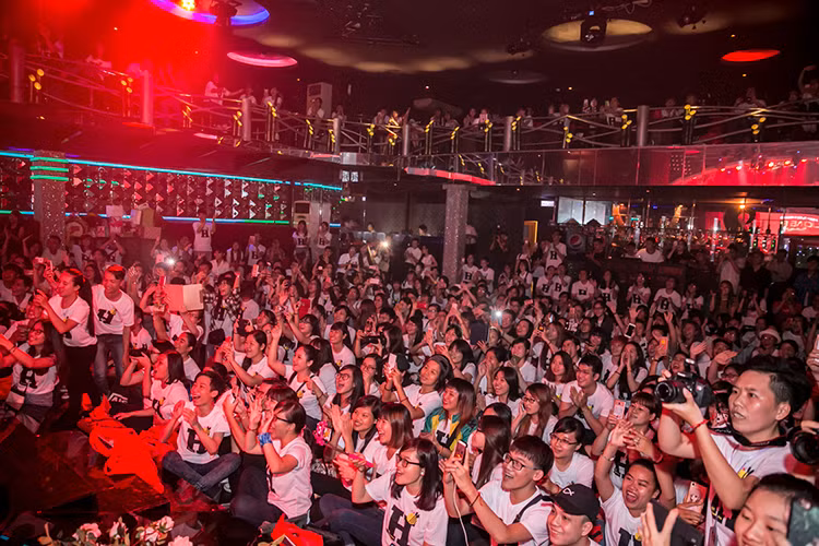 Pham Huong tuoi tan ben 500 fans giua tam bao The Face-Hinh-2