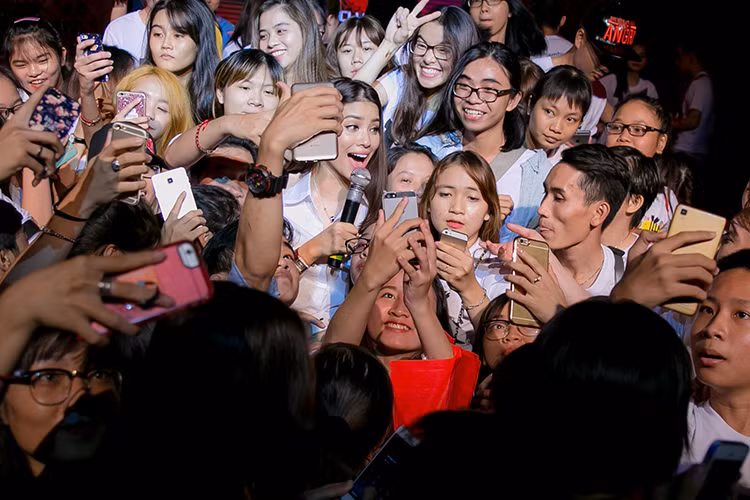 Pham Huong tuoi tan ben 500 fans giua tam bao The Face-Hinh-14