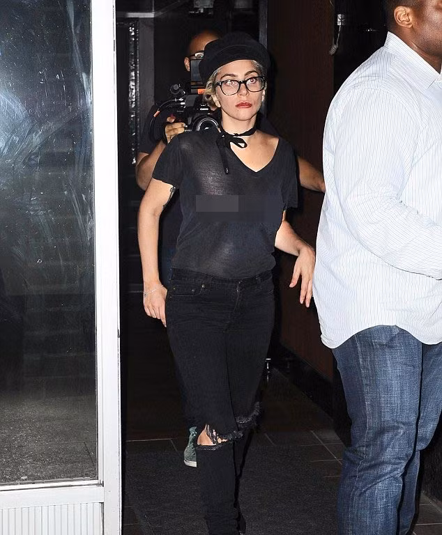 Nữ ca sĩ Lady Gaga lộ vòng 1 xập xệ sau chiếc áo phông mỏng tang, xuyên thấu khi xuất hiện trên đường phố New York để tới phòng thu.
