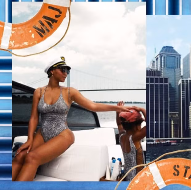 Hai mẹ con ngôi sao ca nhạc cùng mặc bộ áo tắm một mảnh đội mũ chụp ảnh khi đang rong ruổi trên du thuyền.