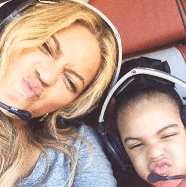  Hai mẹ con Beyonce – Blue Ivy cùng đeo thiết bị bảo vệ tai và chu môi tạo dáng y hệt nhau khi đi nghỉ ở Florence vào dịp hè 2015.