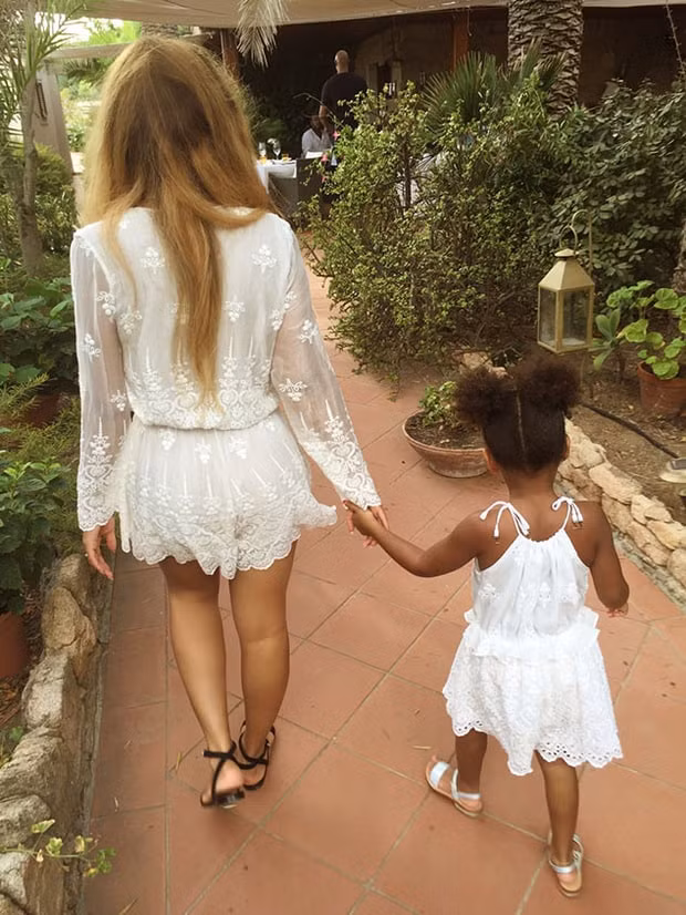 Beyonce và con gái cùng diện váy ren màu trắng khi đi nghỉ ở Italy tháng 9/2015.