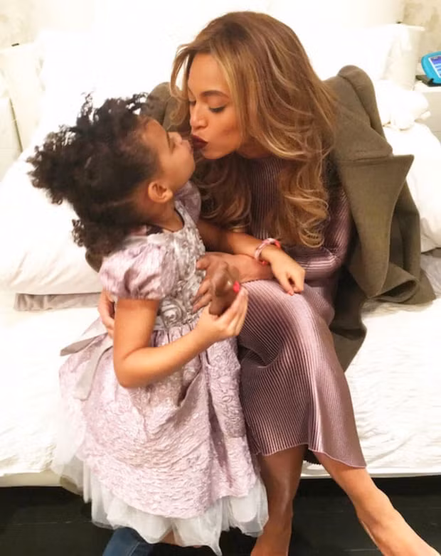 Beyonce và con gái Blue Ivy cùng mặc váy hồng trong bữa sinh nhật của con gái Blue.