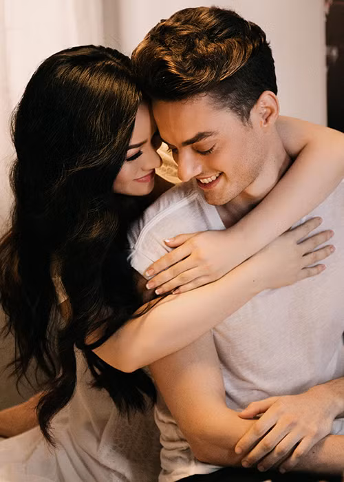 Trong MV “Lạc trong mưa”, Nhật Kim Anh và bạn diễn Tây đã có những cảnh quay tình tứ bên nhau. 