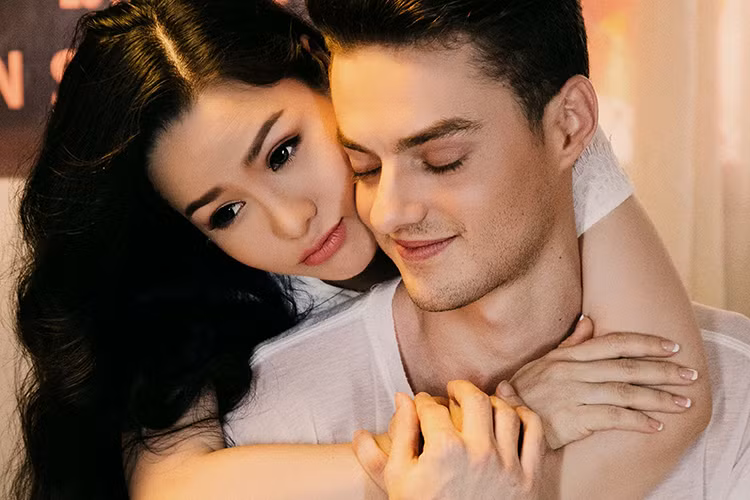 Sản phẩm mới của giọng ca sinh năm 1985 được xây dựng trong bối cảnh cổ điển và không gian sang trọng. 