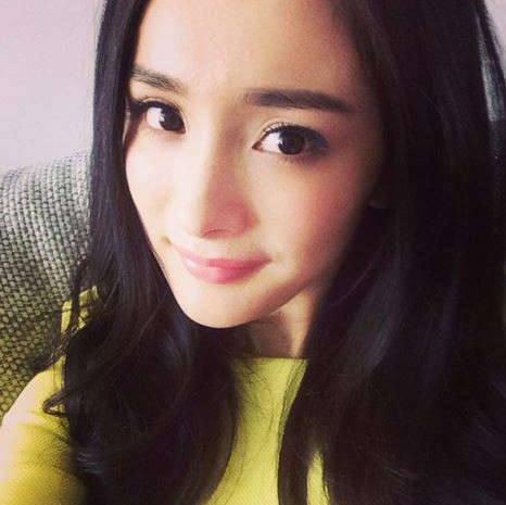 Dương Mịch nổi tiếng từ nhỏ nhờ những vai diễn và đôi mắt sáng. Nhờ đôi mắt to đẹp nên nữ diễn viên "Cung tỏa tâm ngọc" không bao giờ cần phải dùng tới kính áp tròng.