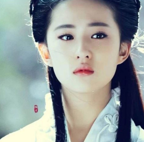 Nói tới Lưu Diệc Phi, mọi người sẽ nhớ ngay tới vai diễn để đời của cô Tiểu Long Nữ trong "Thần điêu đại hiệp" cùng đôi mắt sắc và sáng của cô.