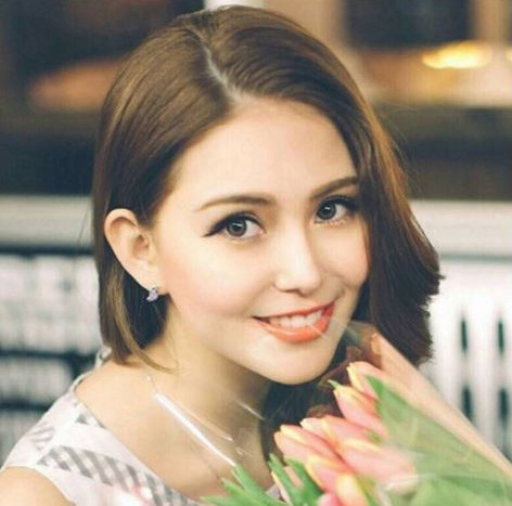 Người mẫu Côn Lăng, vợ ngôi sao nhạc pop Châu Kiệt Luân sở hữu đôi mắt to tròn nhưng cô vẫn thích đeo kính áp tròng để mắt to hơn.