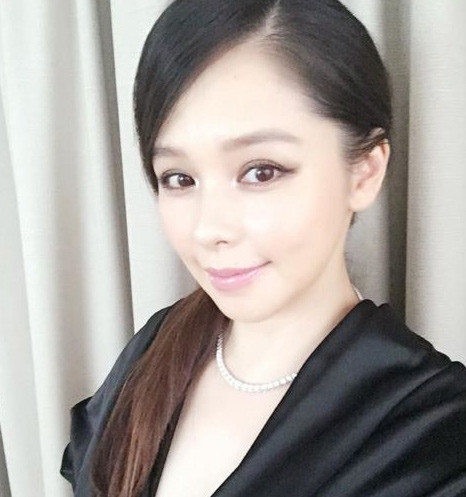 Từ Nhược Tuyên luôn được khen quyến rũ và trẻ hơn tuổi là nhờ đôi mắt tròn ngây thơ.