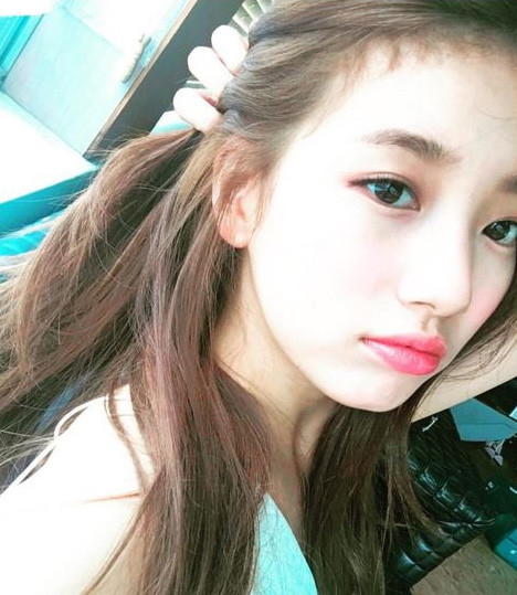 Điểm gây chú ý nhất của Suzy Bae không chỉ là đôi mắt đẹp mà còn là bọng mắt phía dưới khiến khuôn mặt cô xinh xắn và thân thiện hơn rất nhiều khi cười.