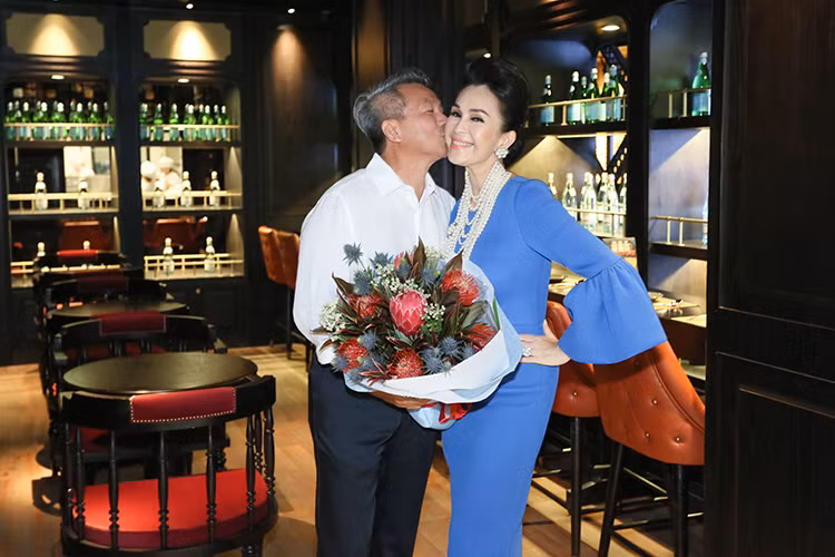 Tại bữa tiệc, chồng Diễm My không ngần ngại hôn má bà xã ngọt ngào trước sự có mặt của những người bạn.