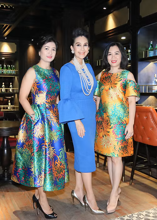 Nhiều quan khách trong buổi tiệc đã chọn diện váy với họa tiết hoa cúc của NTK Đỗ Mạnh Cường.