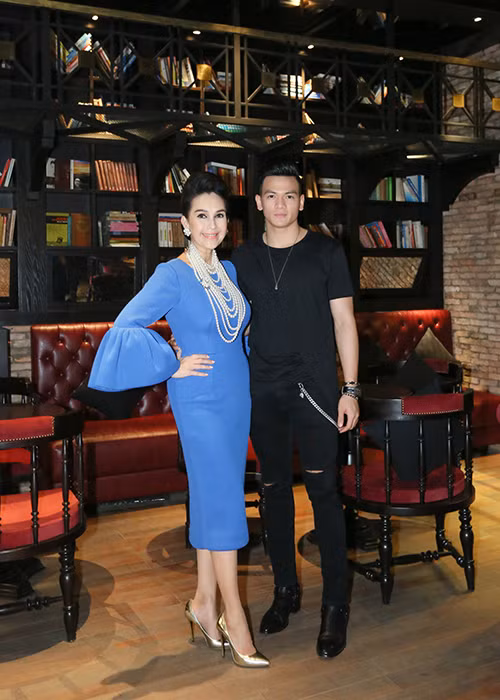 Lê Xuân Tiền chọn trang phục màu đen đơn giản khi đến tham gia bữa tiệc. Nam người mẫu chính là chàng thơ của Đỗ Mạnh Cường.