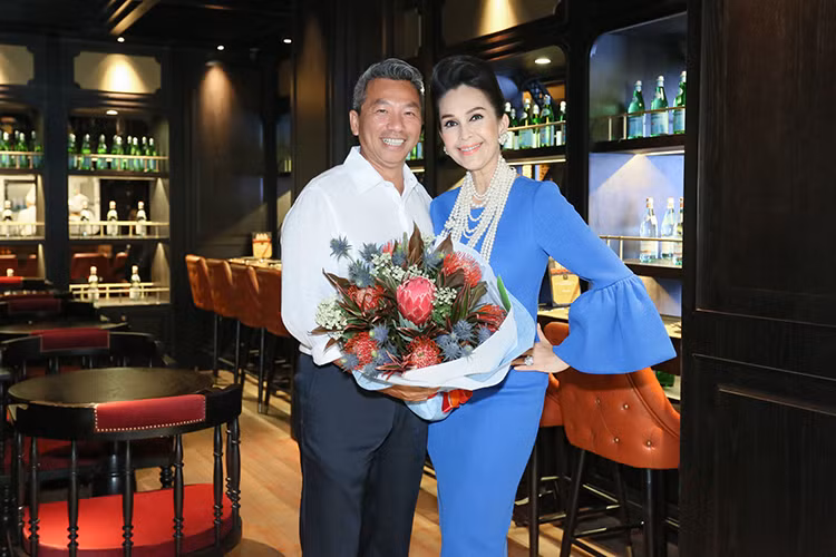 Mới đây, “Nữ hoàng ảnh lịch” Diễm My và ông xã doanh nhân cùng đi dự tiệc chúc mừng sinh nhật một người bạn thân. Đây là lần hiếm hoi cô xuất hiện bên chồng.