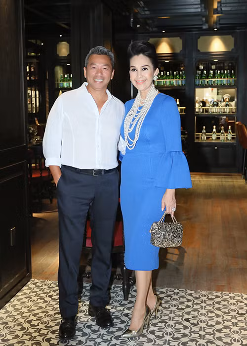 Ông xã của “Nữ hoàng ảnh lịch” tên Hà Tôn Đức - một doanh nhân nổi tiếng trong lĩnh vực kinh doanh và sản xuất du thuyền của một thương hiệu thế giới có trụ sở tại Việt Nam.