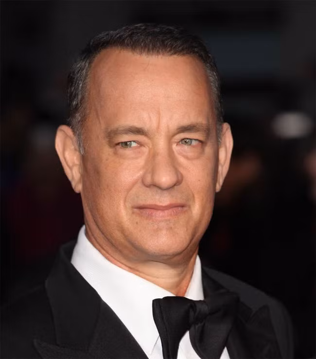 Là một ngôi sao nổi tiếng Hollywood nhưng Tom Hanks lại có sở thích rất cổ điển và khác người đó là dùng máy đánh chữ. Hàng ngày Tom dùng máy đánh chữ để viết báo hoặc những bài nhận xét. Fan thường tặng anh máy đánh chữ cũ và Tom dùng đúng chiếc máy đó, viết thư cảm ơn người tặng quà.