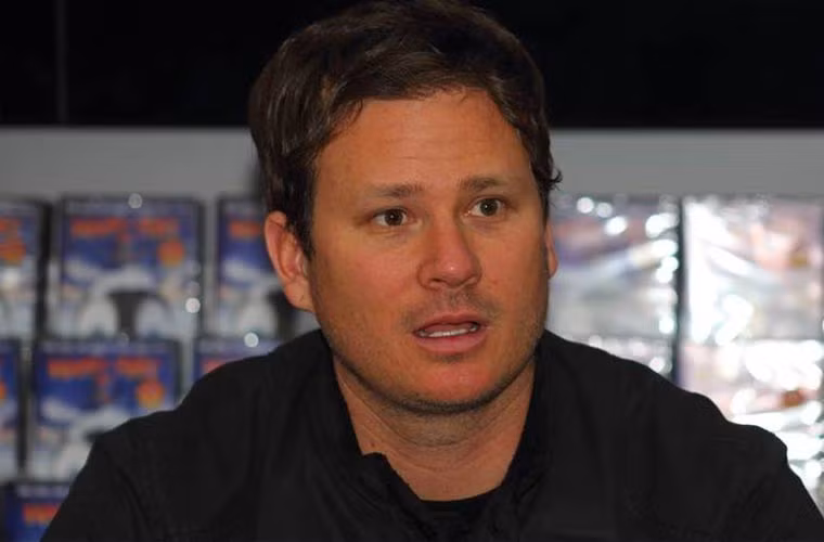 Thủ lĩnh ban nhạc Blink 182, Tom DeLonge đã rút khỏi nhóm nhạc để theo đuổi niềm đam mê riêng của mình: tìm kiếm người hành tinh khác. Theo Rolling stone, DeLonge dành nhiều giờ trong ngày để tìm kiếm trên YouTube điều tra cái gọi là “người kỳ lạ”. Anh được cho là một trong những sao Hollywood có sở thích khác người nhất.