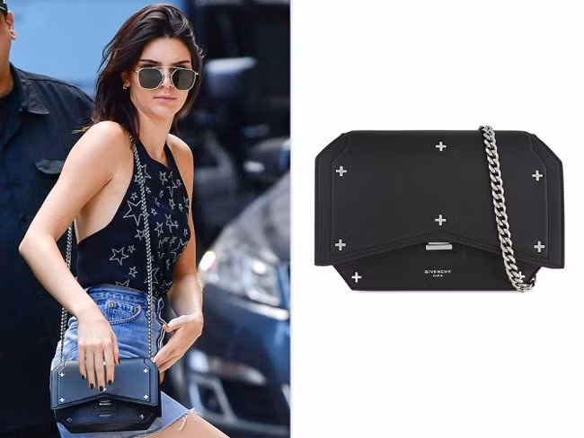 Túi đeo chéo màu đen của Givenchy giá 2.055 USD. Đôi khi, Kendall Jenner bỏ dây đeo ra và dùng nó như một chiếc clutch đi dự tiệc.