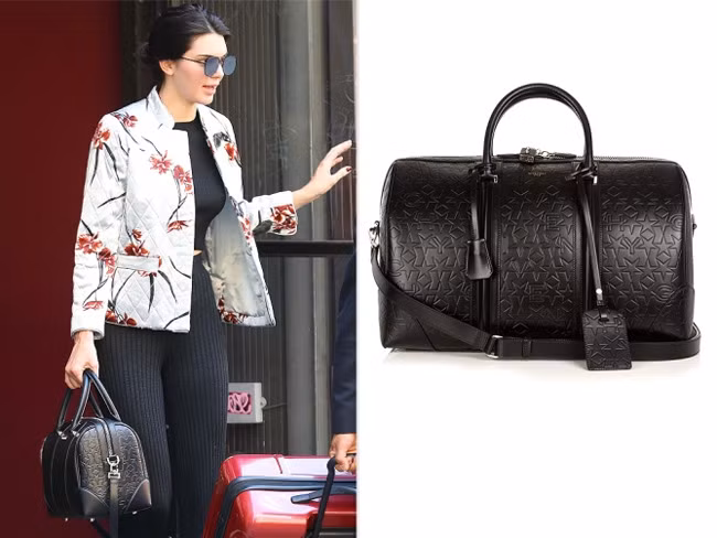 Người mẫu 20 tuổi thường dùng chiếc túi da Givenchy giá 2.793 USD mỗi khi di chuyển bằng máy bay bởi chiếc túi này có thể đựng được rất nhiều đồ.