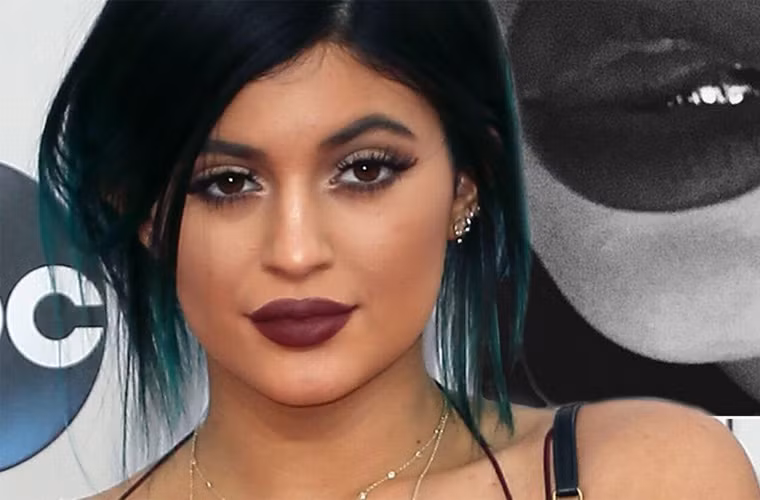 Năm 2012, Kylie cùng chị gái Kendall Jenner ra mắt thương hiệu quần áo Kendall &amp; Kylie. Năm 2015, người mẫu trẻ lại ra mắt thương hiệu mỹ phẩm của riêng mình mang tên Kylie Cosmetics và một ứng dụng bán rất đắt hàng, đứng số 1 trên iTunes app store.