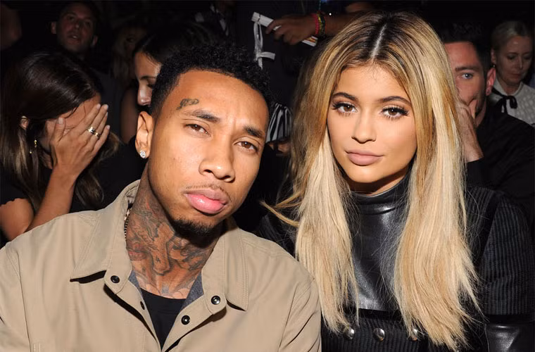 Ngoài chương trình truyền hình thực tế của gia đình, Kylie Jenner còn được nhiều người biết tới với mối tình ầm ĩ với rapper người Mỹ gốc Việt Tyga và những tin đồn về clip sex của cô với anh chàng này.