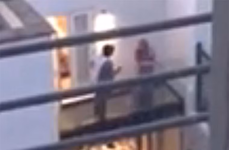 Lindsay Lohan và Ego đã cãi vã trên ban công căn hộ ở Knightsbridge, London, nơi hai người sống chung. Một người hàng xóm đã quay được cảnh cãi vã của hai người và nghe thấy Lindsay hét lên: “Làm ơn, làm ơn. Anh ta bóp cổ tôi. Anh ta sắp giết tôi”.