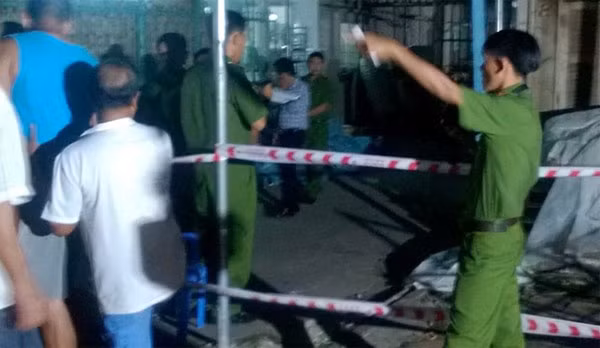 Công an khám nghiệm hiện trường, nơi xảy ra vụ việc. Ảnh: L.K.