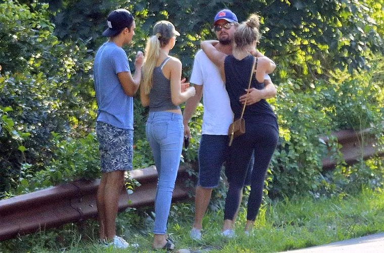 Cả Leonardo và người tình trẻ đều mặc trang phục rất giản dị như những người bình thường khác.