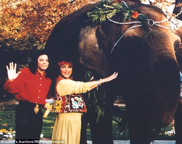 Để đáp lại thịnh tình của Michael Jackson, Liz tặng anh một con voi châu Á tên Gypsy. Michael tặng lại cho Liz một món quà là tấm thảm thêu khuôn mặt Liz. Theo tác giả cuốn sách sắp xuất bản, Michael Jackson và Elizabeth Taylor thường chơi đùa với nhau như hai đứa trẻ, hai người còn tranh giành đồ ăn của nhau, cùng nhau tán gẫu, cưỡi ngựa khắp trang trại.