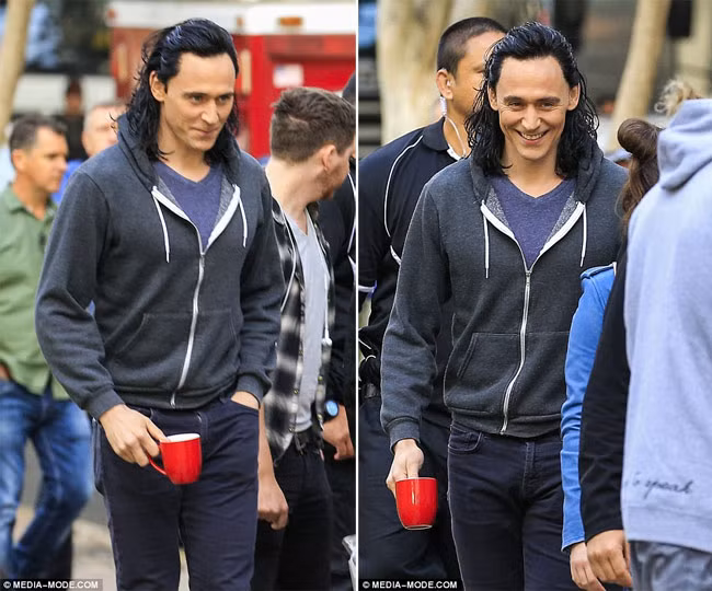 Tom Hiddleston lúc mới trang điểm và đội tóc giả trên phim trường Thor: Ragnarok. Ngoài Tom và Chris, phim còn có sự góp mặt của Cate Blanchett, Mark Ruffalo và Anthony Hopkins. Thor: Ragnarok sẽ ra mắt khán giả vào năm tới và là phần tiếp theo trong series phim Thần Sấm (Thor).