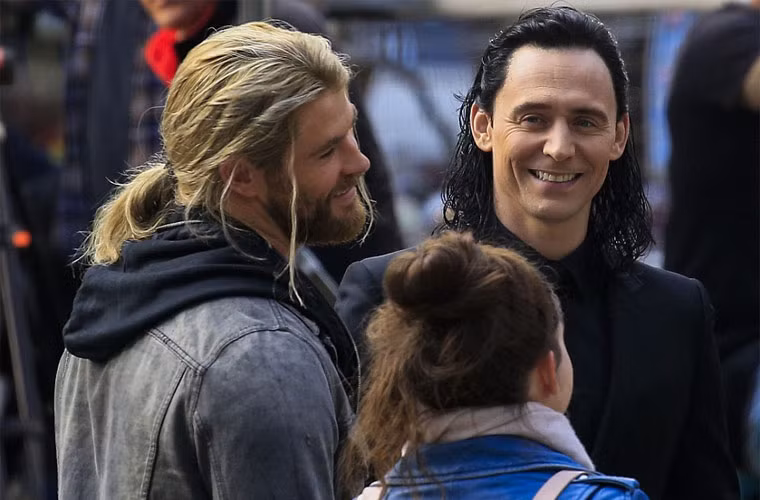 Trông anh già và xấu hơn rất nhiều khi đội mái tóc giả để vào vai Loki trong bộ phim Thor: Ragnarok.