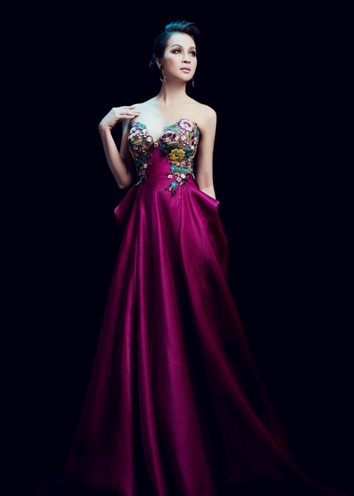 Cô cũng là một trong số ít những mỹ nhân thập niên 90 vẫn hoạt động tích cực trong làng giải trí với vai trò MC, giám khảo các cuộc thi nhan sắc... 