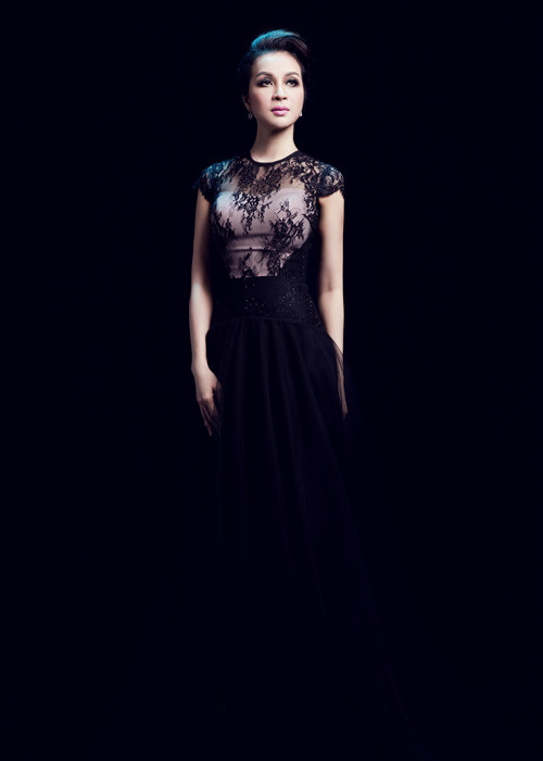 Ở một bức ảnh khác, MC của chương trình “Sức sống mới” diện bộ đầm dạ hội xuyên thấu gợi cảm nhưng vẫn mang đến sự kín đáo cho người mặc. 