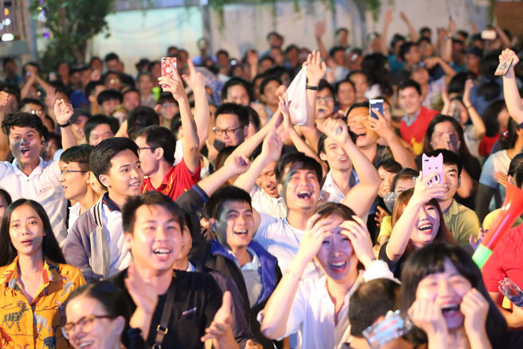 Niềm vui của hàng vạn CĐV TP HCM sau khi chứng kiến những gì các chàng trai vàng của bóng đá Việt Nam thể hiện trước đội bóng mạnh Jordan.