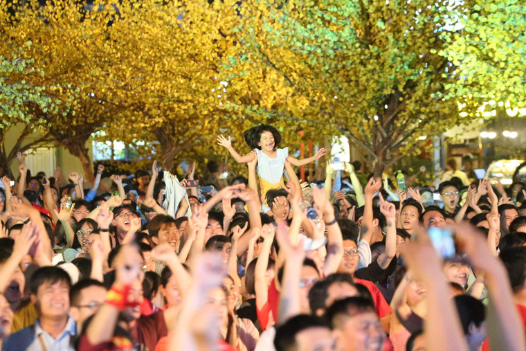 Sài Gòn tưng bừng giữa không khí đón xuân trước chiến thắng oai hùng của Đội tuyển Việt Nam.