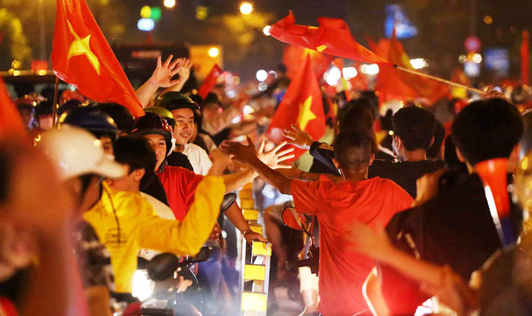 Đường phố Sài Gòn rợp cờ hoa...