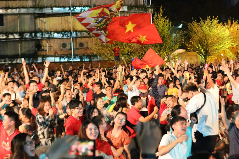 Tất cả cùng chung một niềm vui bất tận khi những chàng trai vàng của bóng đá Việt Nam liên tục mang niềm vui, vinh quang về cho đất nước.