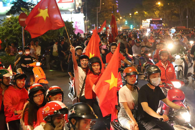 "Không nghi ngờ gì nữa, bất cứ khi nào Đội tuyển bóng đá Việt Nam thi đấu thì chắc chắn cả nước sẽ như ngày hội lớn", một CĐV phấn khích bày tỏ.