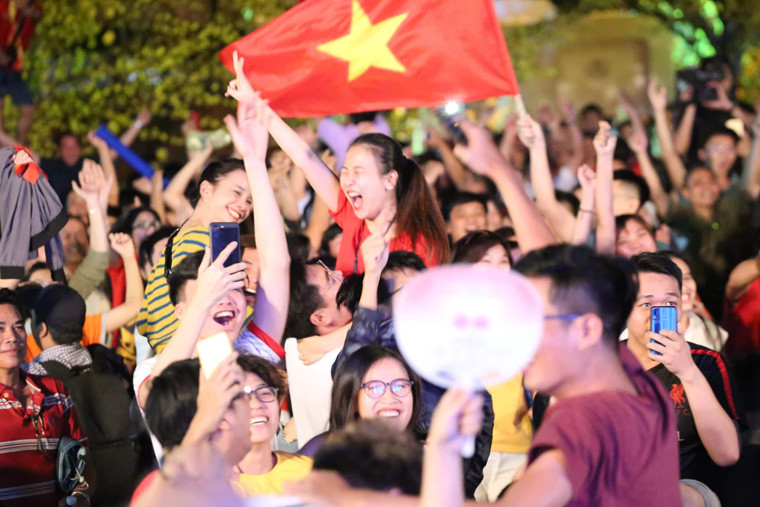 Suốt đêm qua đến gần rạng sáng nay 21/1, hàng vạn CĐV ở TP HCM đã xuống đường mừng chiến thắng.