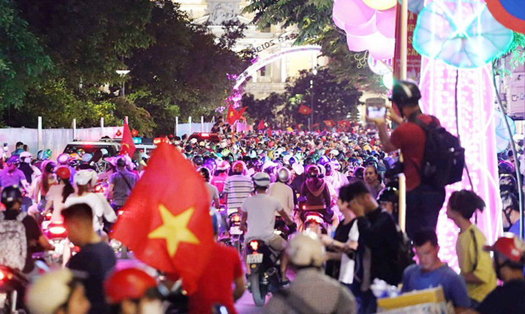 Nhiều tuyến đường ở TP HCM nghẹt kín người xe trong đêm đội tuyển bóng đá Việt Nam giành vé vào tứ kết Asian Cup 2019.