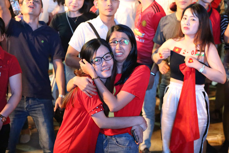 "Vui sao nước mắt lại trào"...