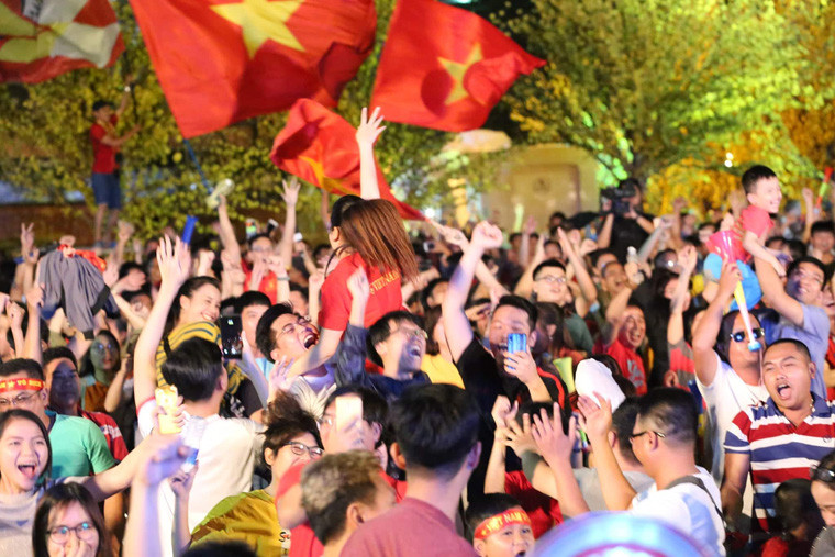 Không khí tưng bừng, náo nhiệt ở TP HCM khi đội nhà giành chiến thắng...