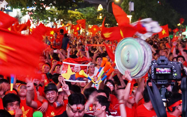 Hàng vạn người xuống đường với cờ đỏ sao vàng mừng Việt Nam chiến thắng.