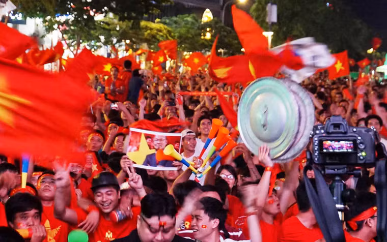 Hàng vạn người xuống đường với cờ đỏ sao vàng mừng Việt Nam chiến thắng.