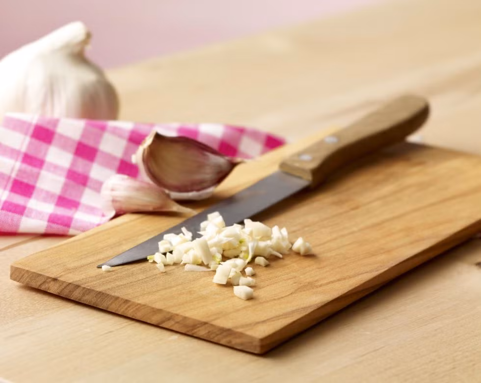 Thay vì luôn cọ thớt vừa thái thịt sống bằng nước ấm và xà phòng, bạn hãy ngâm thớt vào dung dịch thuốc tẩy. Việc này sẽ ngăn chặn việc lây nhiễm chéo khi bạn sử dụng thớt cho các món ăn tiếp theo.