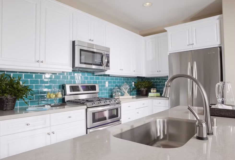 Các bà nội trợ luôn cố gắng tránh mọi vết bẩn để giữ vòi nước, tủ lạnh, bếp...thật sạch. Thực tế, bạn hoàn toàn có thể đánh bay mọi vết bẩn đó bằng cách sử dụng nước tẩy uế. Sau đó dùng khăn khô lau lại, mọi đồ vật sẽ sáng bóng như mới.