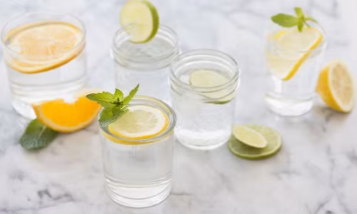 Sự bận rộn khiến các nội trợ chỉ sử dụng máy rửa bát, ngay cả với những đồ thủy tinh. Tuy nhiên, đây là một trong những sai lầm trong nhà bếp mà rất ít người nhận ra. Trên thực tế, bát đĩa thủy tinh dễ bị mờ hoặc trầy xước trong quá trình rửa.