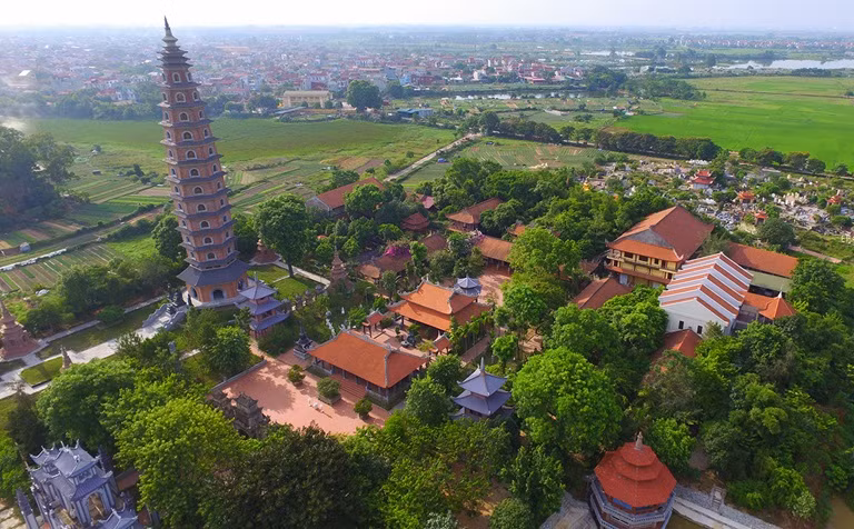 Đại bảo tháp chùa Biện Sơn tạo điểm nhấn cho toàn bộ cảnh quan di tích. Đại bảo tháp được đúc bằng đồng nguyên chất theo dáng tháp của Tây Tạng, bên trong có chứa nhiều viên xá lợi lớn nhất Việt Nam. Ảnh: Báo Vĩnh Phúc.